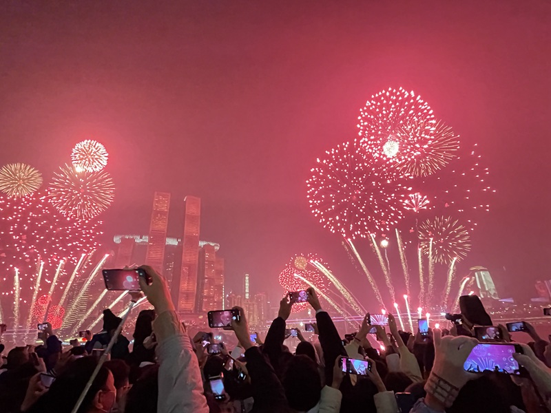 烟火在夜空中绽放。舒功静摄