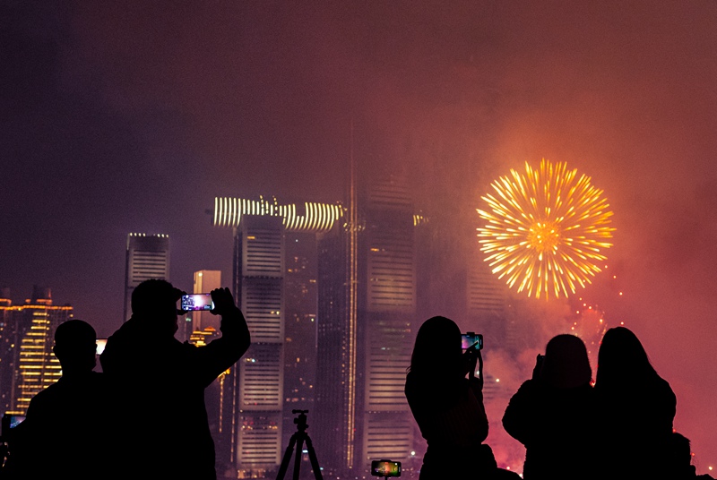 烟火在夜空中绽放。陈林摄