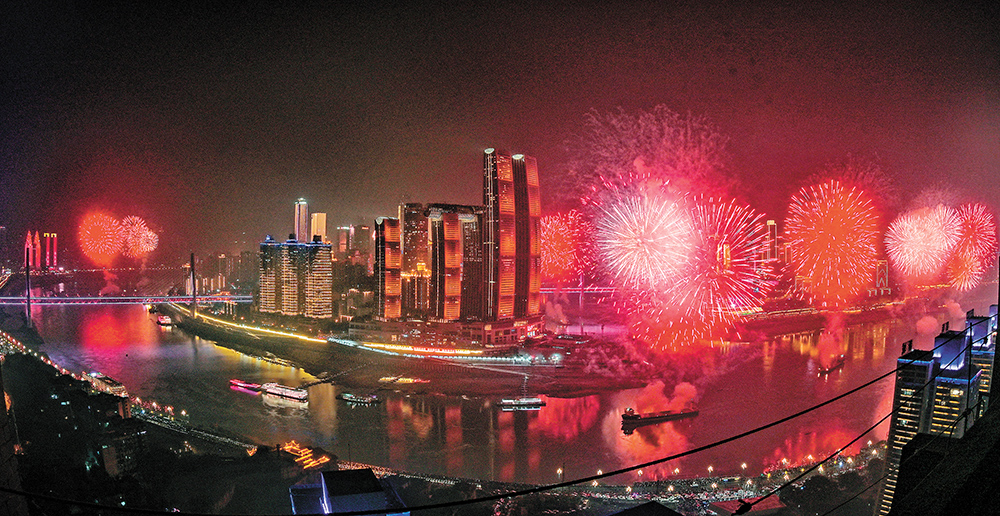 1月21日，除夕夜，“新时代 新征程 新重庆”光影无人机焰火表演在两江交汇处上演。记者 万难 摄/视觉重庆