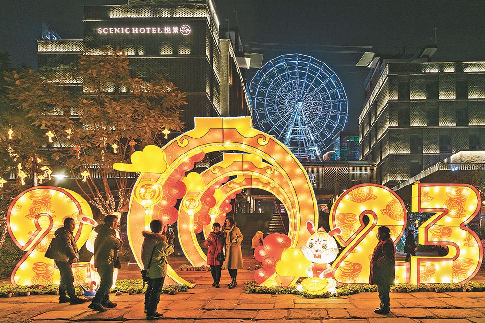 1月21日，南川区东街古镇，绚丽多彩的灯饰吸引市民前来打卡拍照游玩。通讯员 罗川 摄/视觉重庆