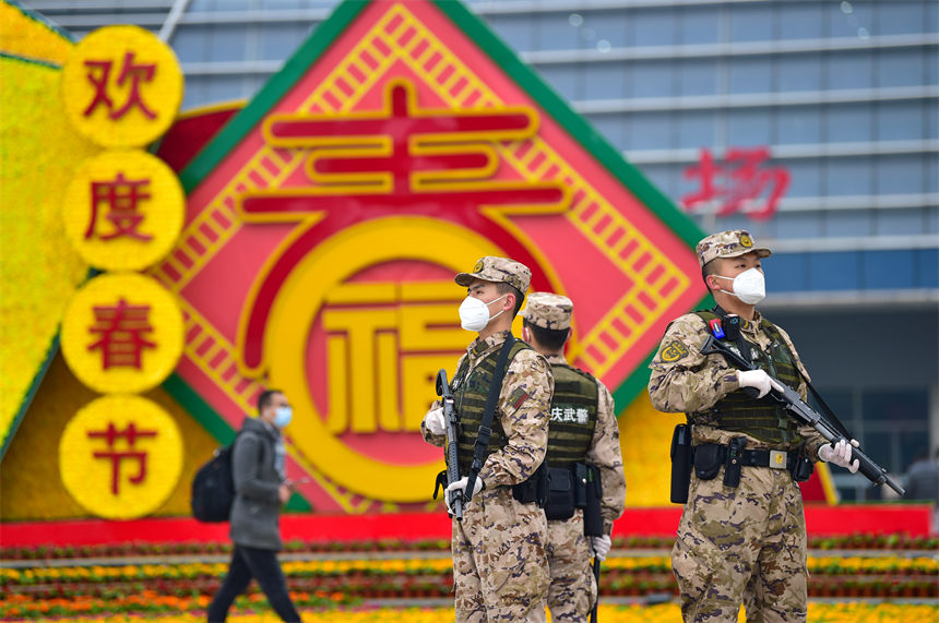 武警重庆总队执勤第二支队官兵在重庆北站巡逻执勤，守护人民群众平安过节。唐志勇摄 