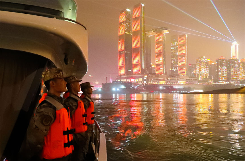 2023年除夕夜，武警重庆总队官兵在长江水域执勤，守护人民群众平安过节。徐优摄