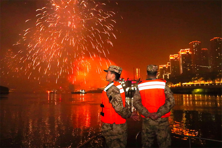 2023年除夕夜，武警重庆总队官兵在长江水域执勤，守护人民群众平安过节。徐优摄 