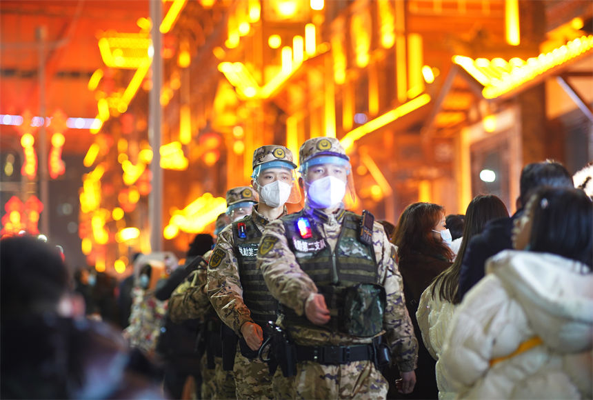 2023年除夕夜，武警重庆总队官兵在重庆洪崖洞景区巡逻执勤，守护人民群众出行平安。刘洋摄