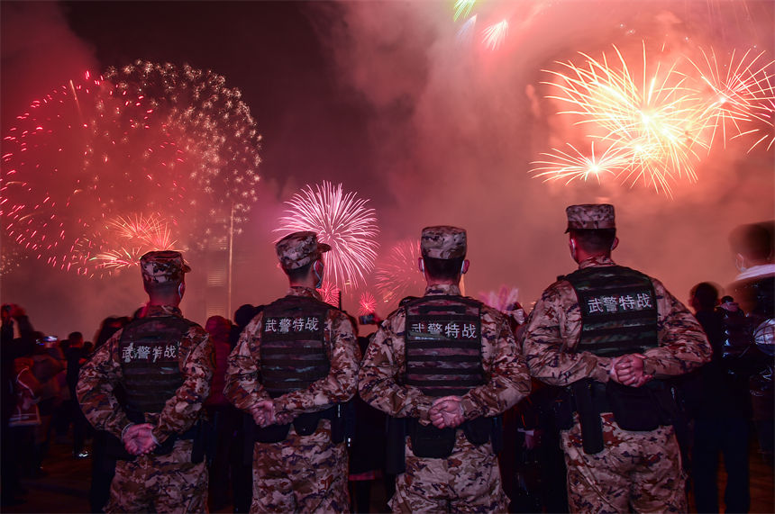2023年除夕夜，武警重庆总队官兵在重庆长嘉汇广场执勤，守护人民群众平安过节。唐志勇摄 