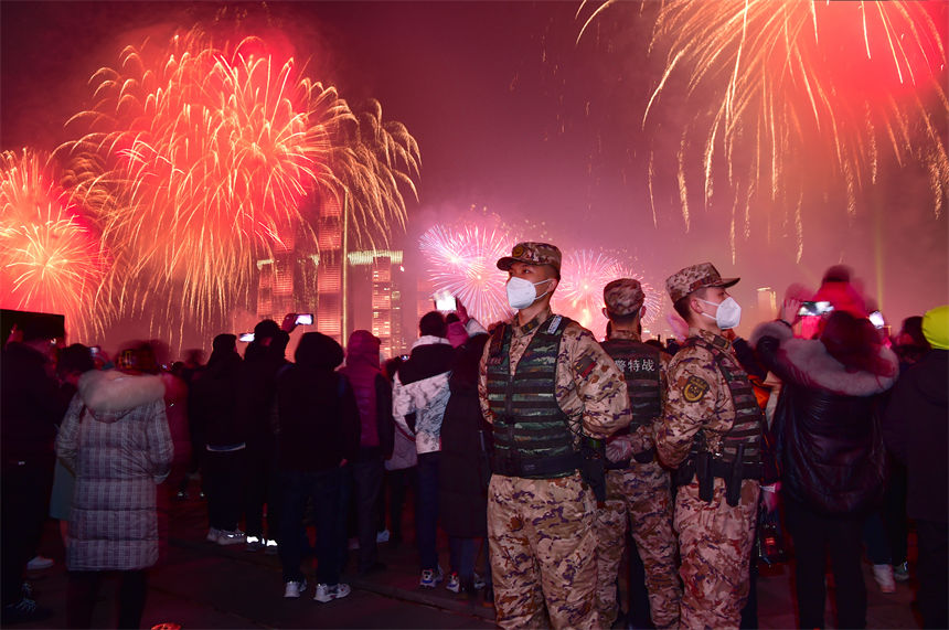 2023年除夕夜，武警重庆总队官兵在重庆长嘉汇广场执勤，守护人民群众平安过节。唐志勇摄