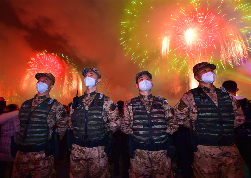 2023年除夕夜，武警重庆总队官兵在重庆长嘉汇广场执勤，守护人民群众平安过节。唐志勇摄