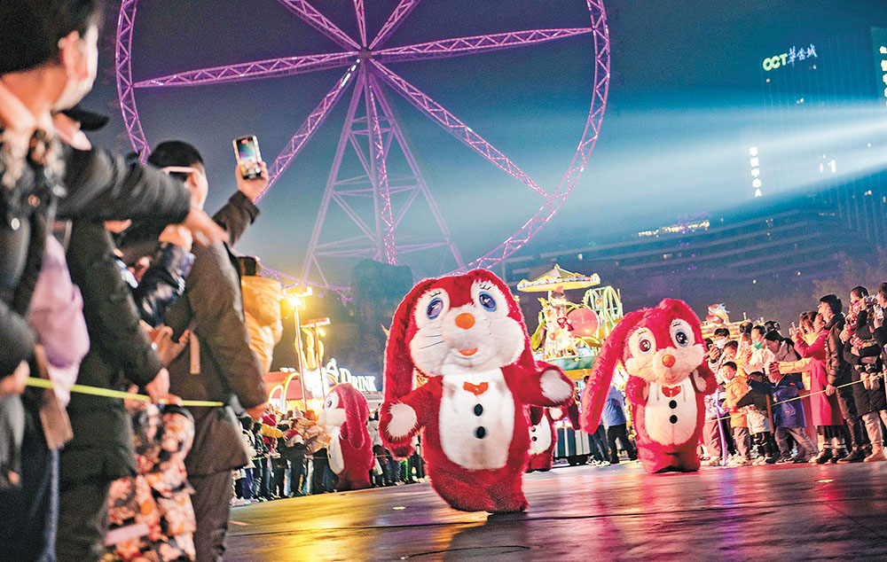 1月24日晚，重庆欢乐谷，人偶兔宝宝引来游客争相观看拍照。记者 张锦辉 摄/视觉重庆