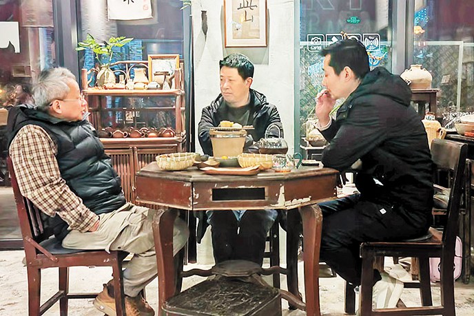 一月二十三日，沙坪坝区某茶馆内，顾客们一边围炉煮茶，一边谈天说地，享受春节假期。见习记者 卞立成 摄/视觉重庆