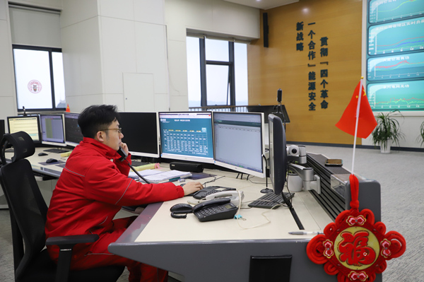 1月26日，国网重庆电力员工在调度室精确调度保障节日期间电网可靠供电。朱芳摄