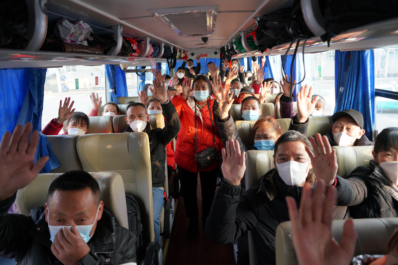 外出务工人员乘坐“暖心返岗直通车”赴广东务工。唐敖摄