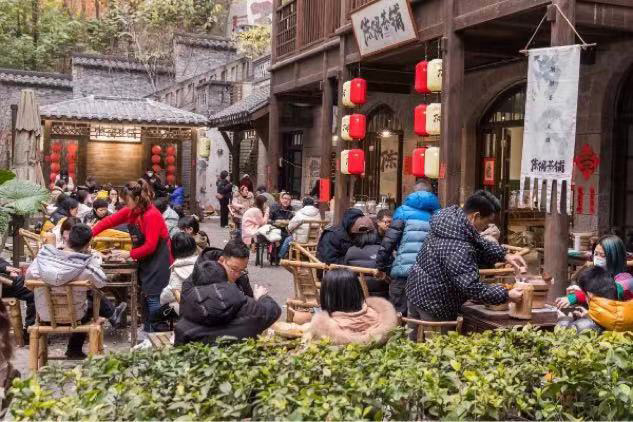 游客们在十八梯传统风貌区感受巴渝茶文化。重庆十八梯传统风貌区供图