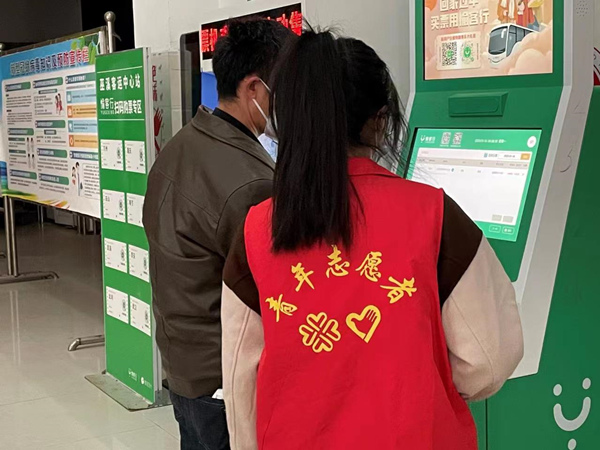志愿者为旅客提供票务协助服务。共青团巫溪县委供图