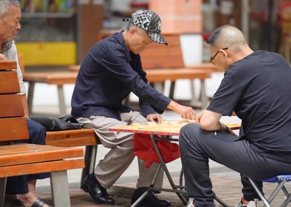 市民在改造一新的街区下棋。重庆市设计院供图