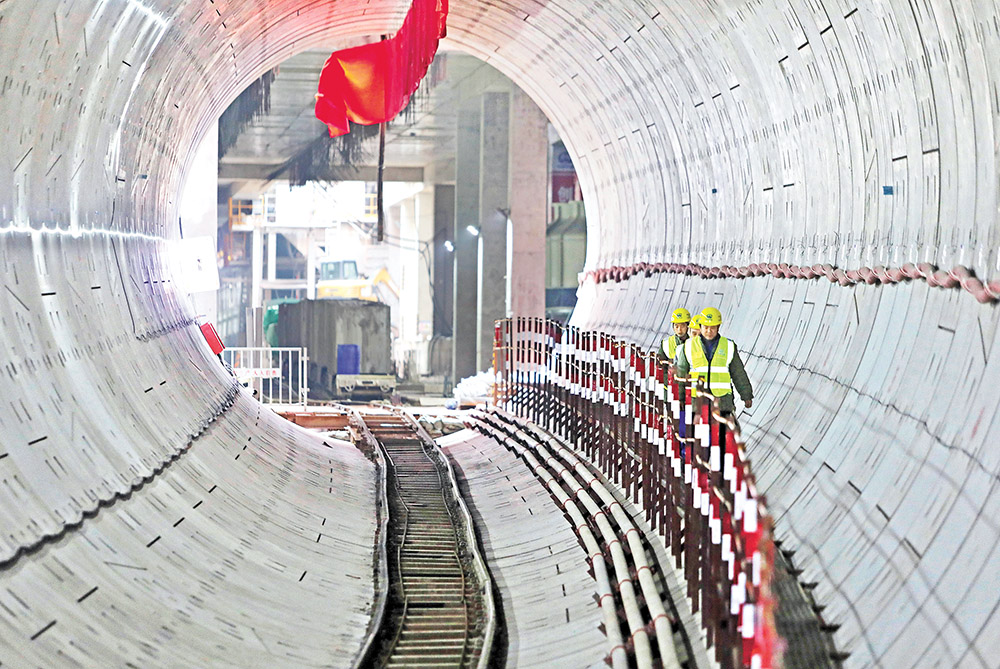 1月28日，重庆城轨快线15号线一期绣湖路车站，中国中铁的技术工人正进入隧道施工。记者 罗斌 摄/视觉重庆