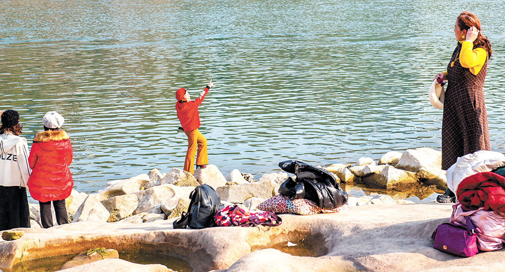 1月29日，嘉陵江沙坪坝区石井坡段江滩，市民在此迎着阳光拍照留影。记者 张锦辉 摄/视觉重庆