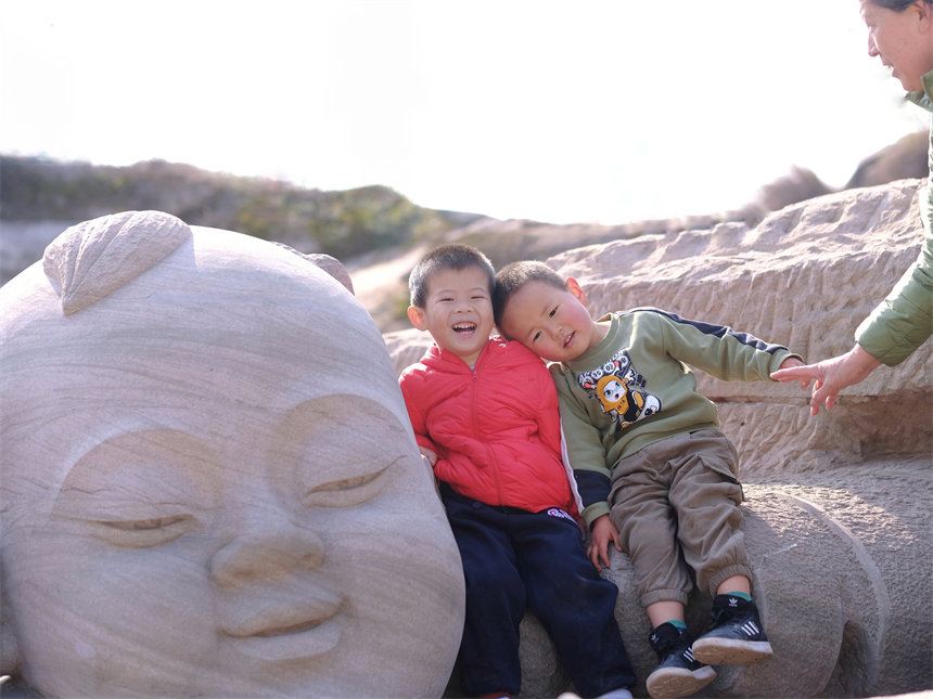 在南滨路大鱼海棠公园，孩子们尽享游玩的乐趣。郭旭摄
