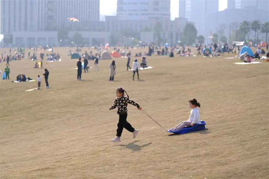 不少市民带着孩子来到公园踏青、放风筝，享受惬意春光。郭旭摄