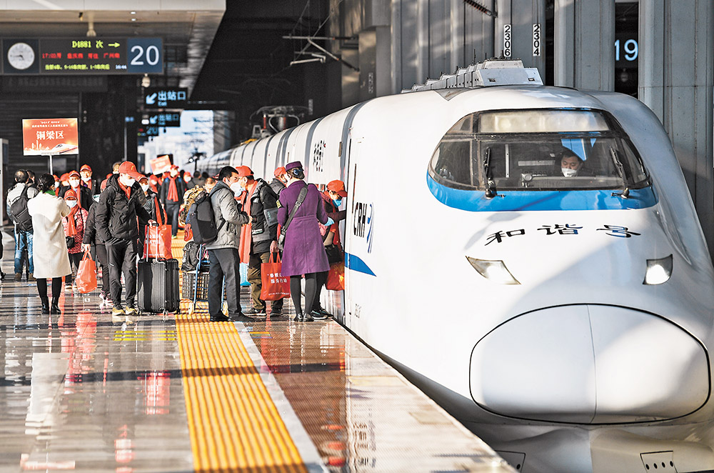 1月30日，乘坐2023年重慶首趟務工定制專列的旅客在重慶西站站台登車。