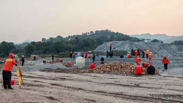 金凤隧道项目工人正在进行人行地通道砌砖防水。重庆城投建设公司 供图