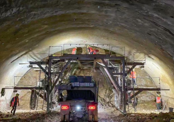 陶家隧道項目正在進行掌子面鑽孔作業。重慶城投建設公司 供圖