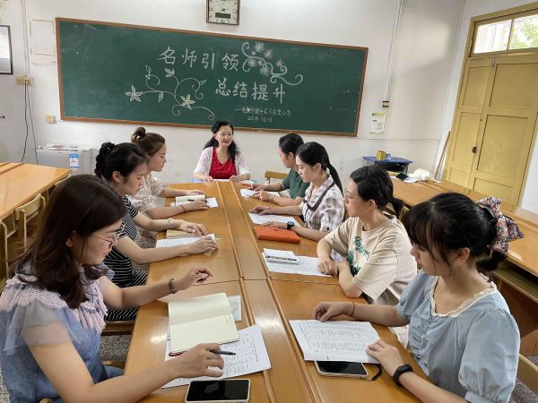 听课评课经验分享。重庆市渝中区马家堡小学校供图