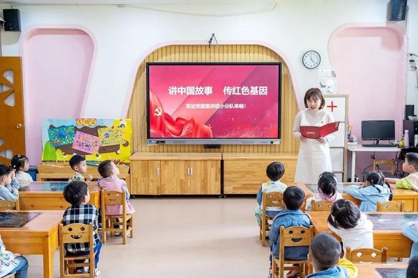 为幼儿宣讲红色故事。重庆市渝中区实验幼儿园供图