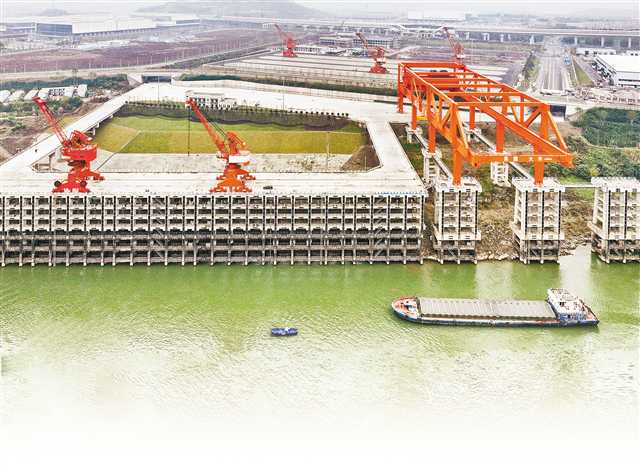 2月2日，重庆港主城港区果园作业区重大件码头，起重能力达1000吨的“钢铁巨人”屹立在长江边。记者 张锦辉 摄/视觉重庆