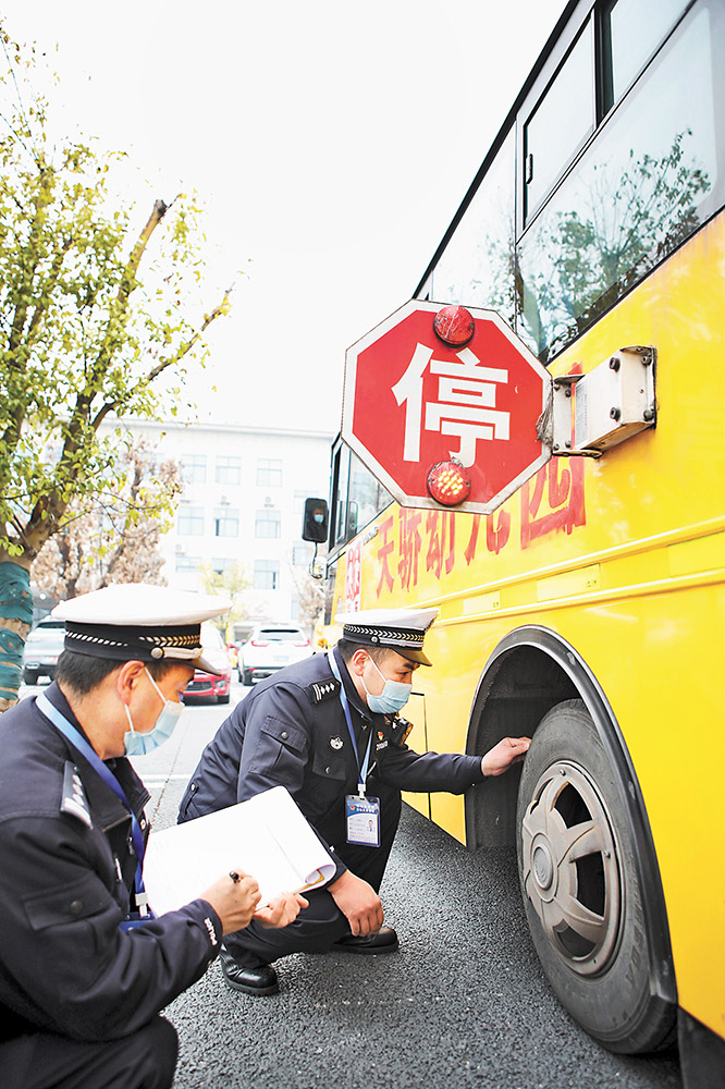 2月1日，永川區車管所，民警在檢查校車輪胎。特約攝影 陳仕川/視覺重慶
