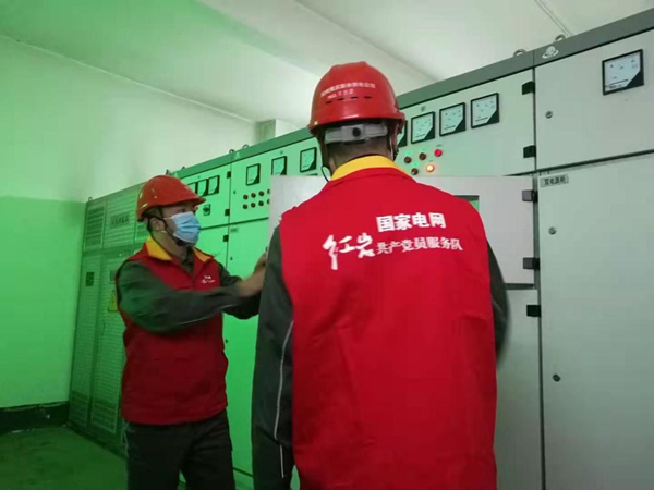 國網彭水供電公司紅岩共產黨員服務隊隊員正在檢查配電櫃。蔡光進攝