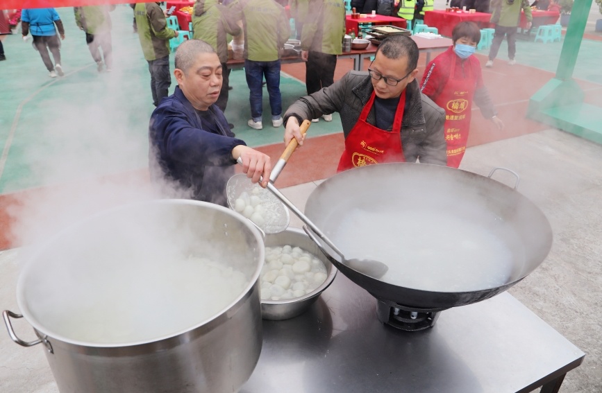 建筑工人煮汤圆。重庆城投建设公司供图