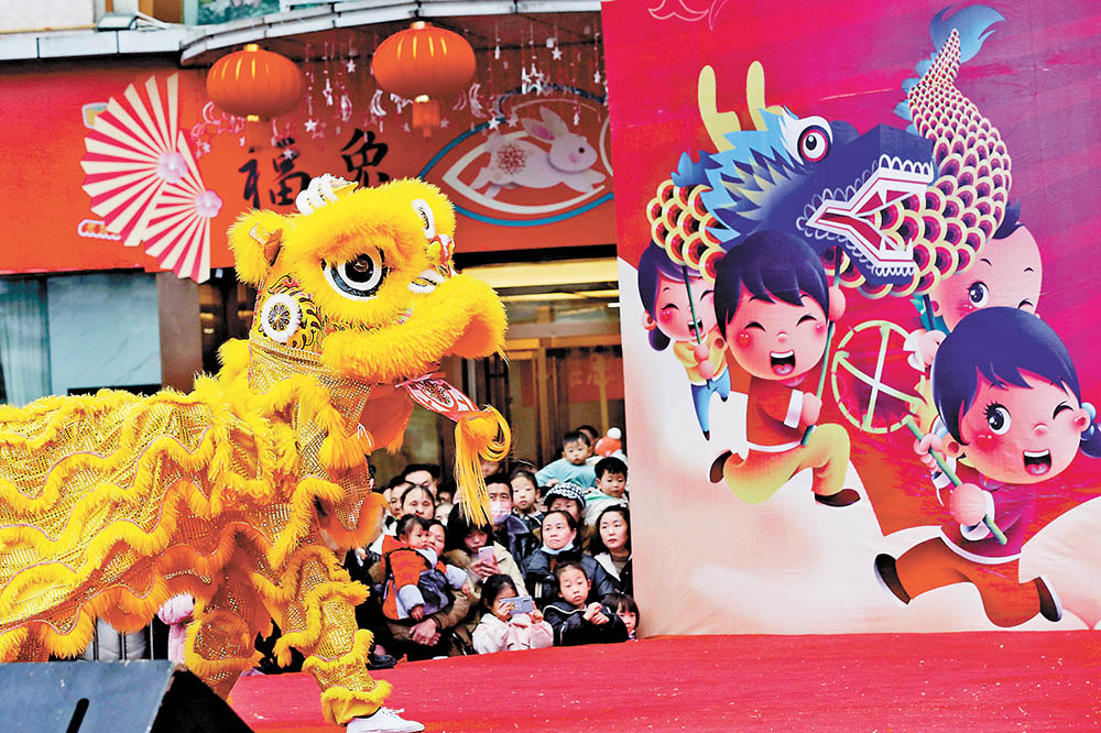2月4日，在黔江區民族文化宮廣場，民間藝人在表演獅舞。當天，黔江區舉辦第十五屆鬧元宵龍獅舞大賽，10支傳統民間龍獅隊伍參賽，歡慶元宵佳節。特約攝影 楊敏/視覺重慶