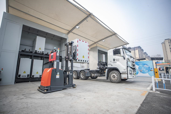 智能换电机器人正在为重型卡车换电。国网重庆市电力公司供图