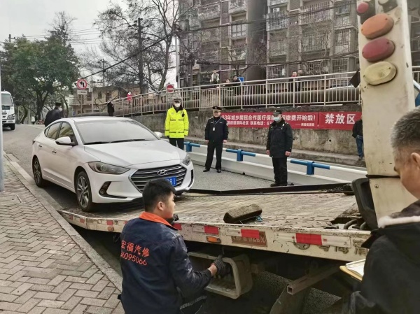 违停车辆正被进行拖移处理。重庆市公安局交通管理局供图