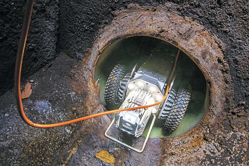 1月21日，兩江新區黃楊路，兩江新區市政園林水利管護中心的管道機器人正在雨水井內檢查管道內壁結構。