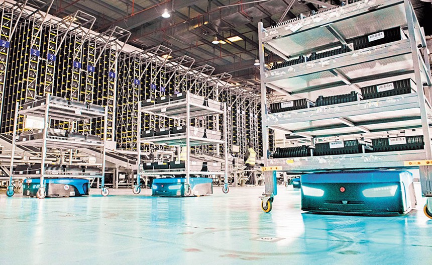 1月21日，兩路寸灘綜合保稅區的一座大型自動化立體倉庫內，智能搬運機器人正在往返運輸物件。