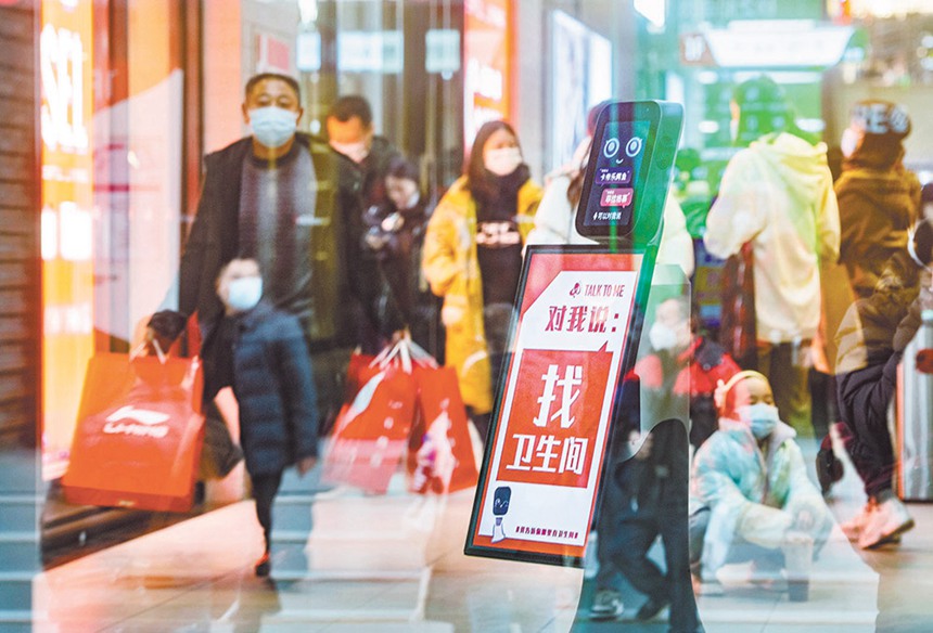 1月23日，寸灘國際新城時尚消費區，機器人“店小二”正提示消費者如何和自己對話。