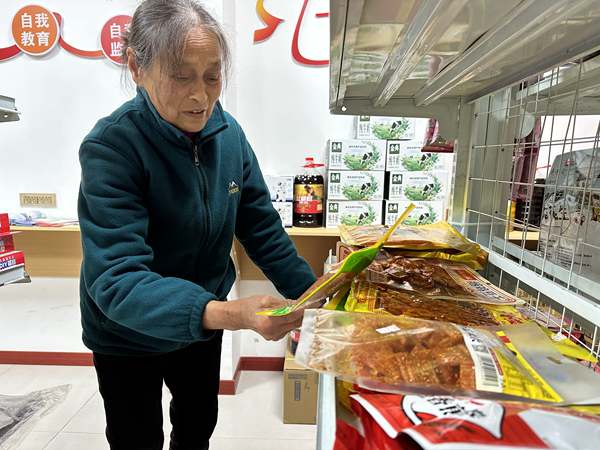 杨应香用积分兑换商品。黄亚辉摄