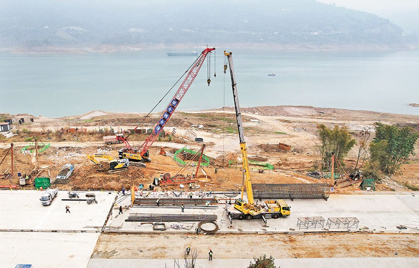 二月十二日，萬州新田港二期建設工地，重慶高速航發集團技術工人正在緊張施工。記者 羅斌 攝/視覺重慶