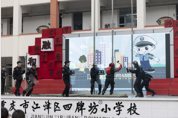 江津警方走进江津区四牌坊小学，对全校师生开展法制安全教育宣讲活动，守护学生们的健康成长。王志越摄