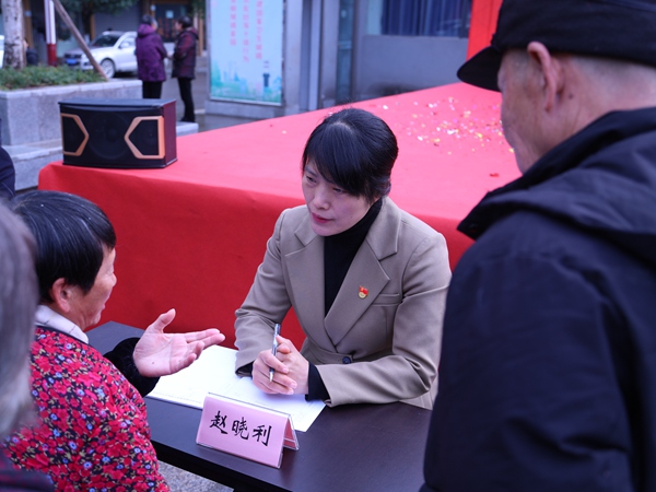 现场接访群众。东温泉镇供图