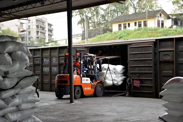 图为重庆车务段白沙站装卸人员用叉车装运化肥。刘洋摄
