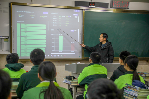 考试结束后，合川中学教师利用大数据平台进行成绩分析。合川区委宣传部供图