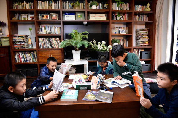 家庭图书馆成员带领左邻右舍阅读场面。渝北区文化旅游委供图