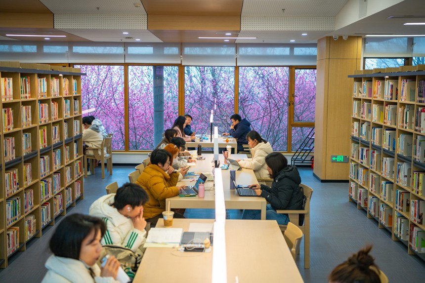 2月16日，重庆市民在江北区图书馆鸿恩寺馆内看书。邹乐摄