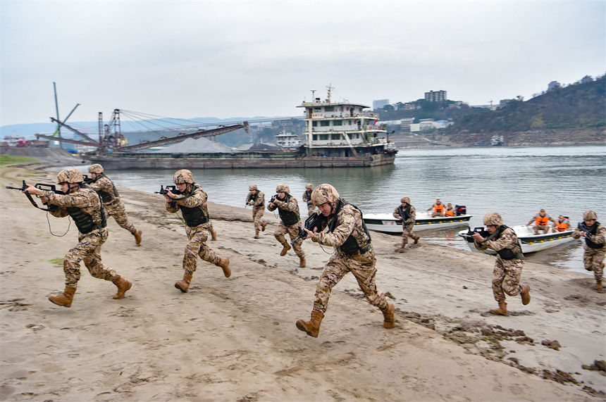 武警重庆总队船艇支队组织水上实战化演练，特战队员抢滩登陆对“暴恐分子”进行追捕。唐志勇摄
