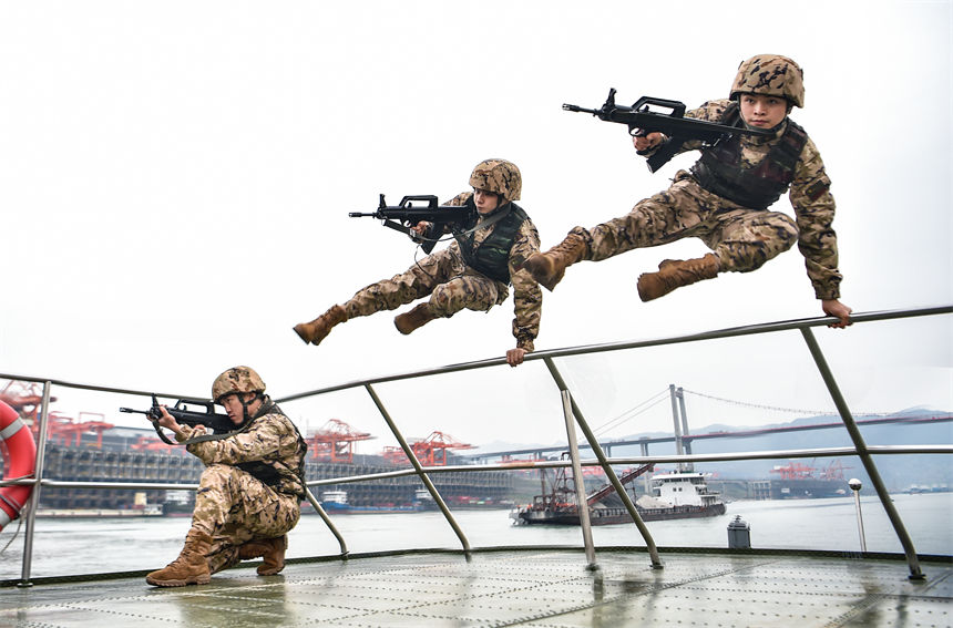 2月16日，武警重庆总队船艇支队组织水上实战化演练，特战队员跳帮登船对目标发起突击。唐志勇摄 