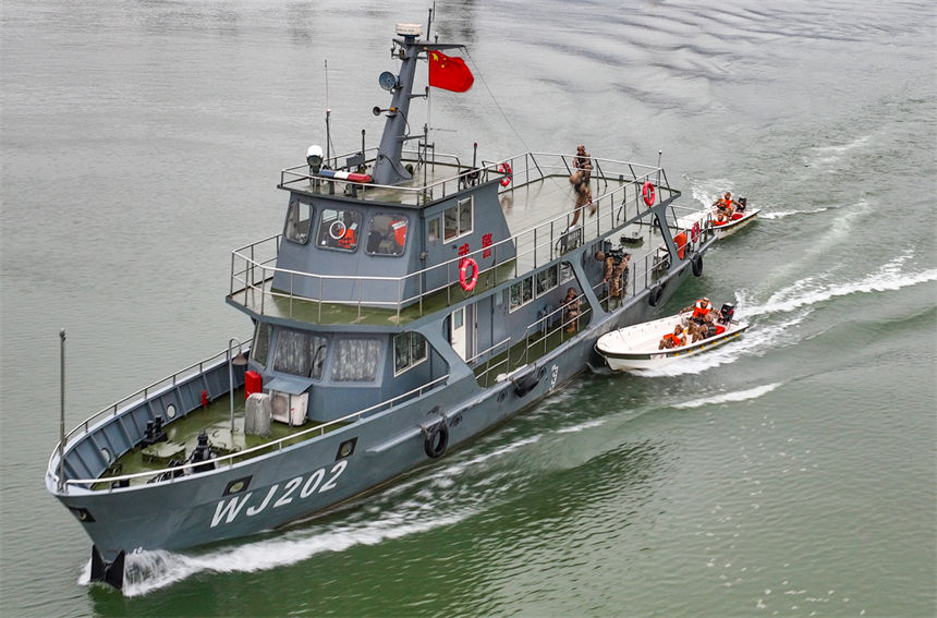 2月16日，武警重庆总队船艇支队组织水上实战化演练，特战队员正在跳帮登船。唐志勇摄 （无人机画面）