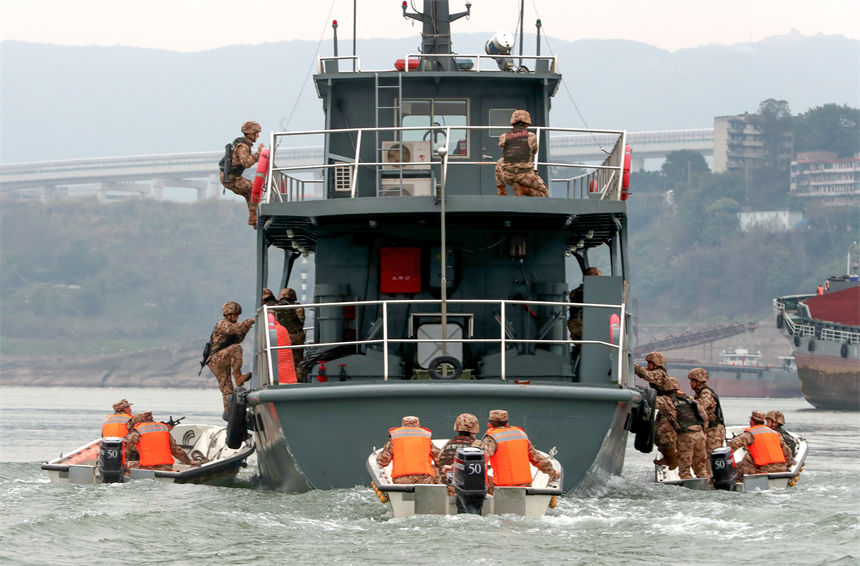 2月16日，武警重庆总队船艇支队组织水上实战化演练，特战队员正在跳帮登船。徐优摄