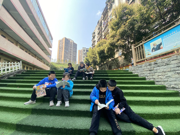 课间闲趣。大渡口区茄子溪小学供图
